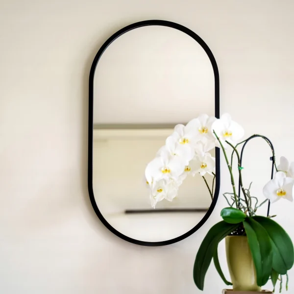 Prostokątne lustro bez oświetlenia LED, montowane nad umywalką w jasnej łazience. Lustro bez oświetlenia LED jest dostępne w sklepie internetowym Magia Lustra – magialustra.pl.